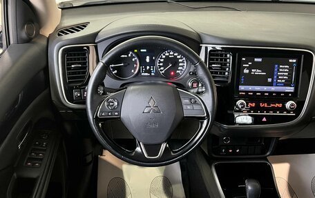 Mitsubishi Outlander III рестайлинг 3, 2021 год, 2 800 000 рублей, 9 фотография