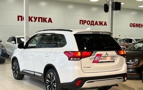 Mitsubishi Outlander III рестайлинг 3, 2021 год, 2 800 000 рублей, 3 фотография