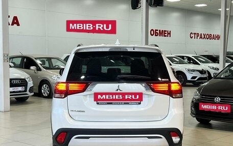 Mitsubishi Outlander III рестайлинг 3, 2021 год, 2 800 000 рублей, 4 фотография