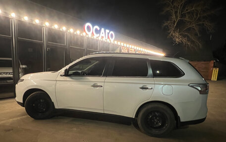 Mitsubishi Outlander III рестайлинг 3, 2013 год, 1 810 000 рублей, 2 фотография