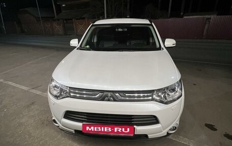 Mitsubishi Outlander III рестайлинг 3, 2013 год, 1 810 000 рублей, 6 фотография