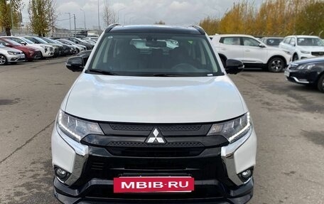 Mitsubishi Outlander III рестайлинг 3, 2022 год, 4 020 000 рублей, 2 фотография