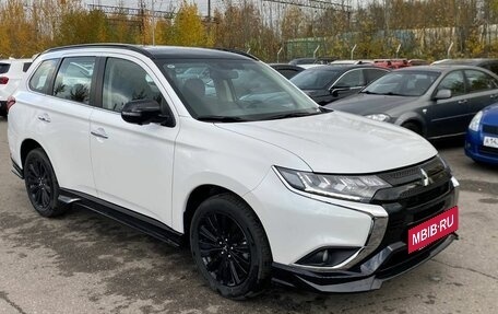 Mitsubishi Outlander III рестайлинг 3, 2022 год, 4 020 000 рублей, 3 фотография