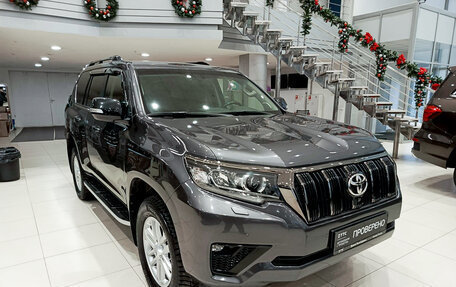 Toyota Land Cruiser Prado 150 рестайлинг 2, 2021 год, 7 200 000 рублей, 3 фотография