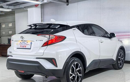 Toyota C-HR I рестайлинг, 2021 год, 2 100 000 рублей, 2 фотография