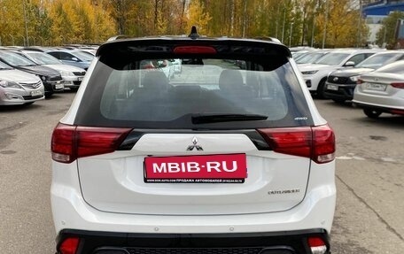 Mitsubishi Outlander III рестайлинг 3, 2022 год, 4 020 000 рублей, 5 фотография