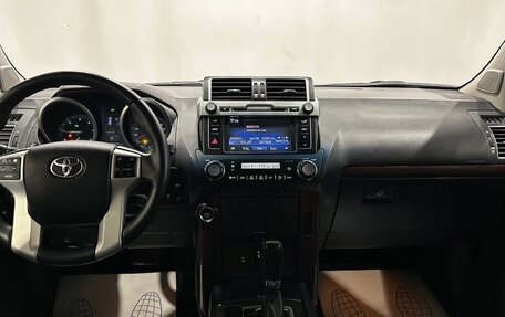 Toyota Land Cruiser Prado 150 рестайлинг 2, 2017 год, 4 075 000 рублей, 28 фотография