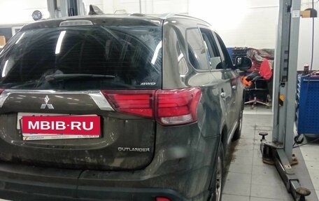 Mitsubishi Outlander III рестайлинг 3, 2018 год, 1 400 000 рублей, 3 фотография