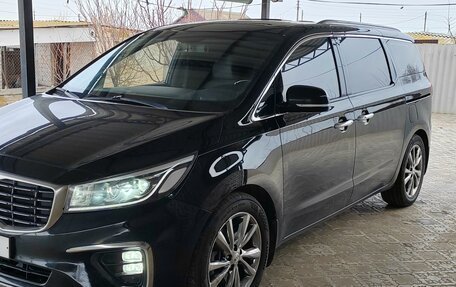 KIA Carnival III, 2018 год, 2 400 000 рублей, 3 фотография