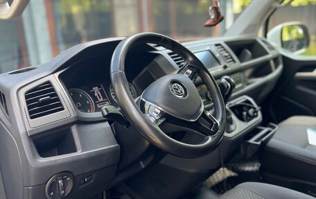 Volkswagen Multivan T6 рестайлинг, 2018 год, 4 900 000 рублей, 4 фотография