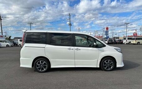 Toyota Noah III, 2021 год, 2 200 000 рублей, 7 фотография