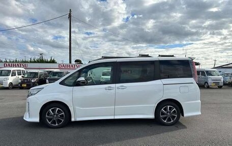 Toyota Noah III, 2021 год, 2 200 000 рублей, 3 фотография