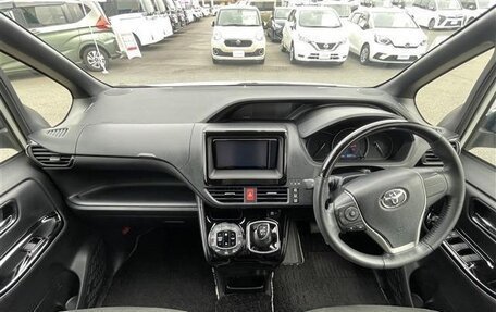 Toyota Noah III, 2021 год, 2 200 000 рублей, 8 фотография