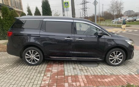 KIA Carnival III, 2018 год, 2 810 000 рублей, 3 фотография