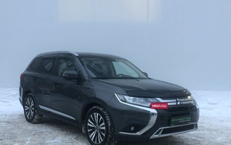 Mitsubishi Outlander III рестайлинг 3, 2019 год, 2 370 000 рублей, 3 фотография