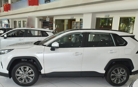 Toyota RAV4, 2024 год, 3 290 000 рублей, 5 фотография