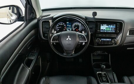 Mitsubishi Outlander III рестайлинг 3, 2013 год, 1 835 000 рублей, 14 фотография