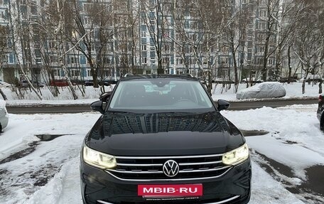 Volkswagen Tiguan II, 2021 год, 4 190 000 рублей, 2 фотография