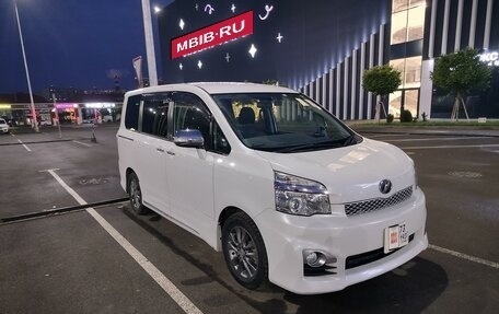 Toyota Voxy II, 2013 год, 1 950 000 рублей, 2 фотография