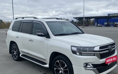 Toyota Land Cruiser 200, 2017 год, 7 650 000 рублей, 4 фотография