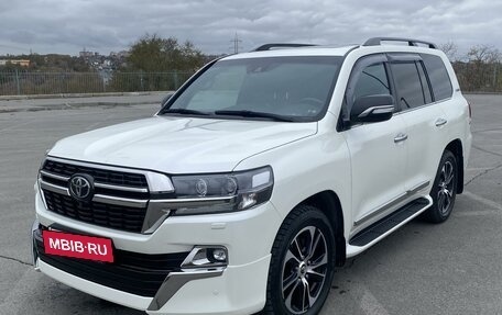 Toyota Land Cruiser 200, 2017 год, 7 650 000 рублей, 2 фотография