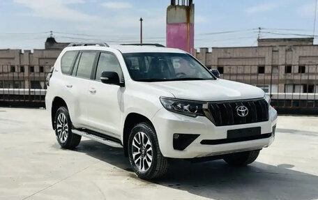 Toyota Land Cruiser Prado 150 рестайлинг 2, 2022 год, 9 099 000 рублей, 1 фотография