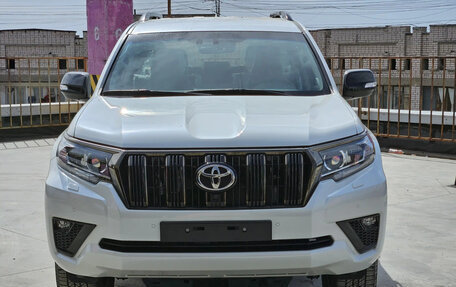 Toyota Land Cruiser Prado 150 рестайлинг 2, 2022 год, 9 099 000 рублей, 2 фотография