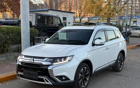 Mitsubishi Outlander III рестайлинг 3, 2020 год, 2 200 000 рублей, 1 фотография