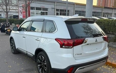 Mitsubishi Outlander III рестайлинг 3, 2020 год, 2 200 000 рублей, 4 фотография