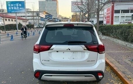 Mitsubishi Outlander III рестайлинг 3, 2020 год, 2 200 000 рублей, 6 фотография