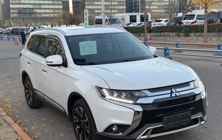 Mitsubishi Outlander III рестайлинг 3, 2020 год, 2 200 000 рублей, 5 фотография