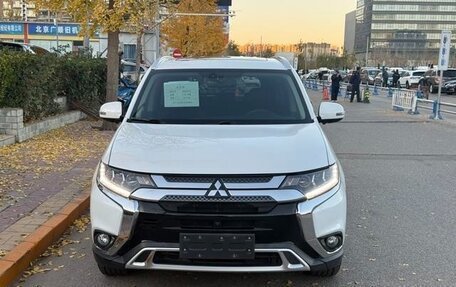 Mitsubishi Outlander III рестайлинг 3, 2020 год, 2 200 000 рублей, 2 фотография