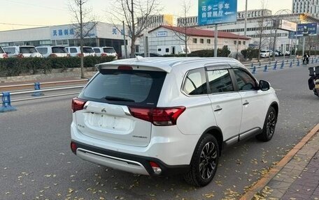 Mitsubishi Outlander III рестайлинг 3, 2020 год, 2 200 000 рублей, 3 фотография