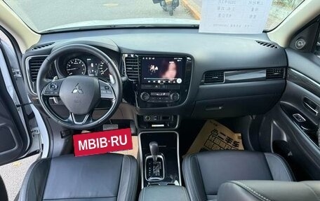 Mitsubishi Outlander III рестайлинг 3, 2020 год, 2 200 000 рублей, 8 фотография