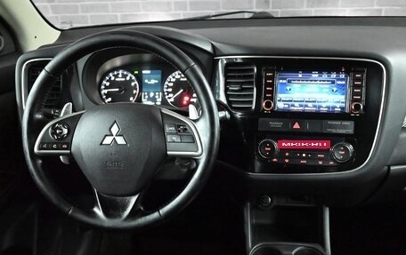 Mitsubishi Outlander III рестайлинг 3, 2013 год, 1 650 000 рублей, 12 фотография