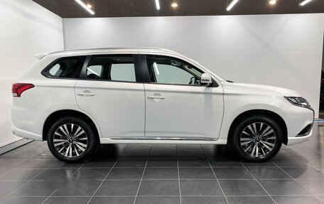 Mitsubishi Outlander III рестайлинг 3, 2022 год, 3 320 000 рублей, 6 фотография