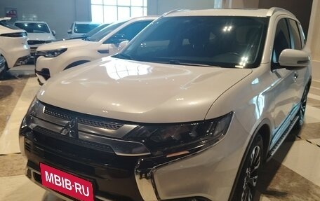 Mitsubishi Outlander III рестайлинг 3, 2020 год, 2 550 000 рублей, 1 фотография