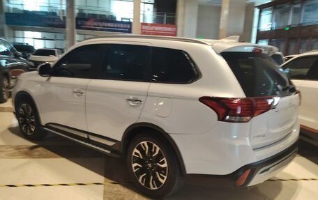 Mitsubishi Outlander III рестайлинг 3, 2020 год, 2 550 000 рублей, 2 фотография