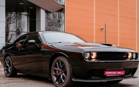 Dodge Challenger III рестайлинг 2, 2019 год, 4 100 000 рублей, 2 фотография