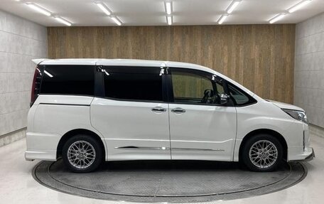 Toyota Noah III, 2021 год, 2 910 000 рублей, 12 фотография