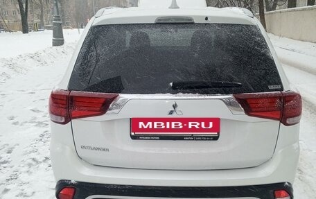 Mitsubishi Outlander III рестайлинг 3, 2021 год, 2 999 999 рублей, 3 фотография