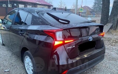 Toyota Prius IV XW50, 2019 год, 1 880 000 рублей, 3 фотография