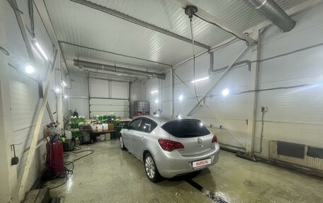 Opel Astra J, 2011 год, 620 000 рублей, 2 фотография