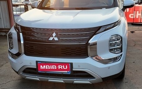 Mitsubishi Outlander, 2022 год, 3 300 000 рублей, 2 фотография