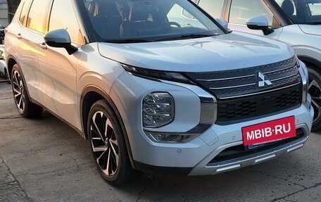 Mitsubishi Outlander, 2022 год, 3 300 000 рублей, 4 фотография