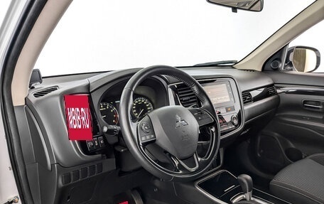 Mitsubishi Outlander III рестайлинг 3, 2020 год, 2 750 000 рублей, 16 фотография