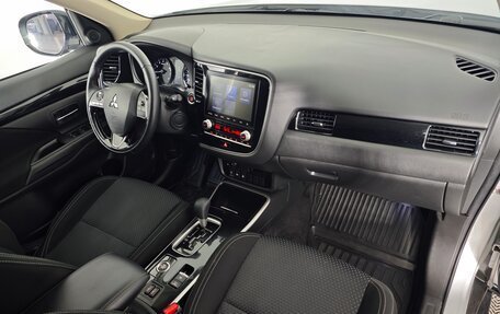 Mitsubishi Outlander III рестайлинг 3, 2021 год, 2 599 000 рублей, 16 фотография