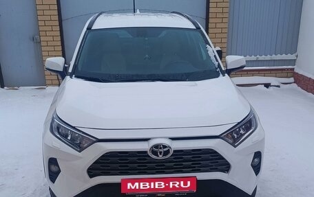 Toyota RAV4, 2021 год, 4 000 000 рублей, 2 фотография