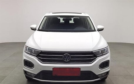 Volkswagen T-Roc I, 2021 год, 2 030 000 рублей, 2 фотография