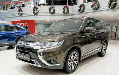 Mitsubishi Outlander III рестайлинг 3, 2018 год, 2 320 000 рублей, 2 фотография